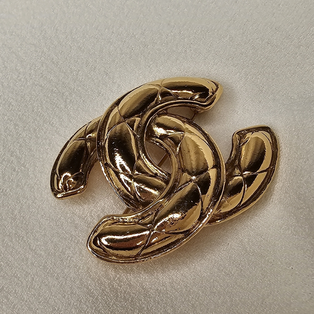 CHANEL Iconic Vintage Brooch - Picture 5 of 13